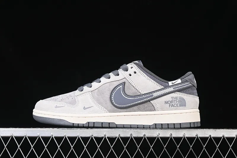 All Categories Nk SB Dunk Series Nk SB Dunk Low High-end Customized Low-top Shoes Nk SB Dunk Low North Face Series-Zhuba Dark Blue Hook Anniversary High-end Customized Low-top Casual Shoes DM6868-004